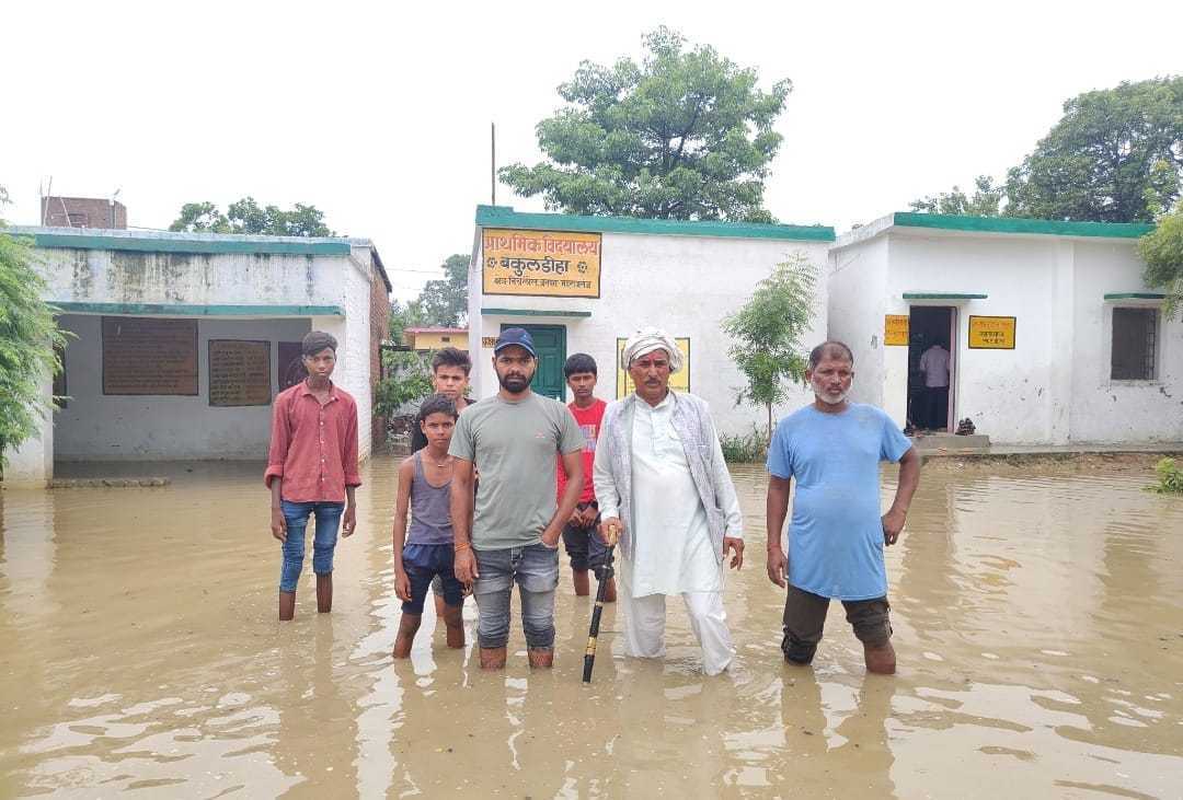Composite School Bakuldiha inundated by rain; teachers and students forced to scale the wall to enter.