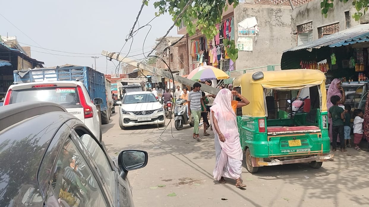 Electric pole snaps after collision with container in Dadon; traffic jam ensues.