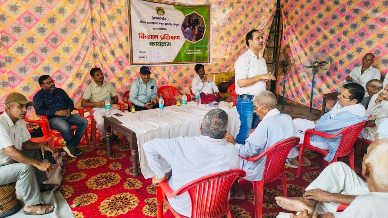 किसान प्रशिक्षण कार्यक्रम में जानकारी देते अधिकारी। स्रोत : विभाग