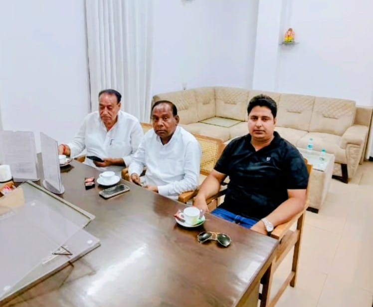 Former minister met the District Magistrate regarding issues in the area.