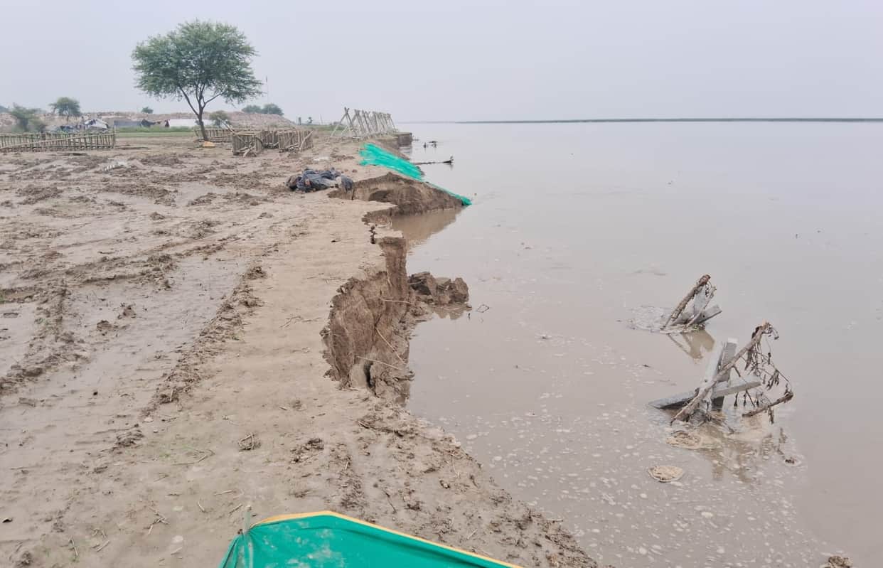 Saryu near danger mark; administration on alert