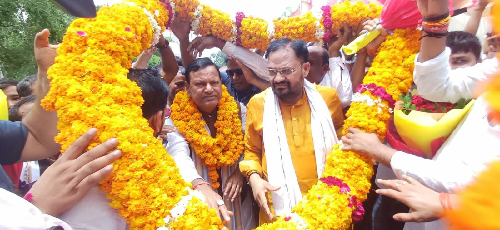 कटरा में प्रदेश अध्यक्ष का स्वागत करते कार्यकर्ता।-