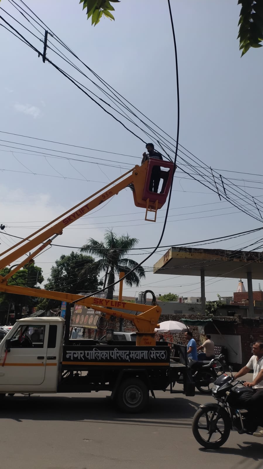 Preparations for the Kanwar Yatra intensify; work to raise power lines begins.
