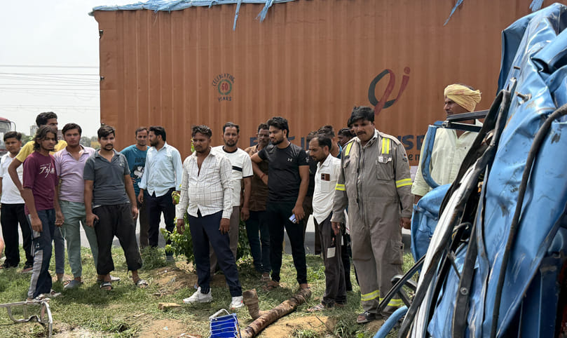 E-rickshaw driver dies after being crushed between a speeding Canter and a stationary tanker.