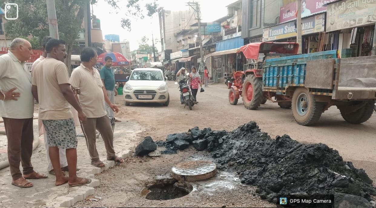 Sewer cleaning begins at Lala Lajpat Rai Chowk; large stones, bricks, and debris removed from manholes