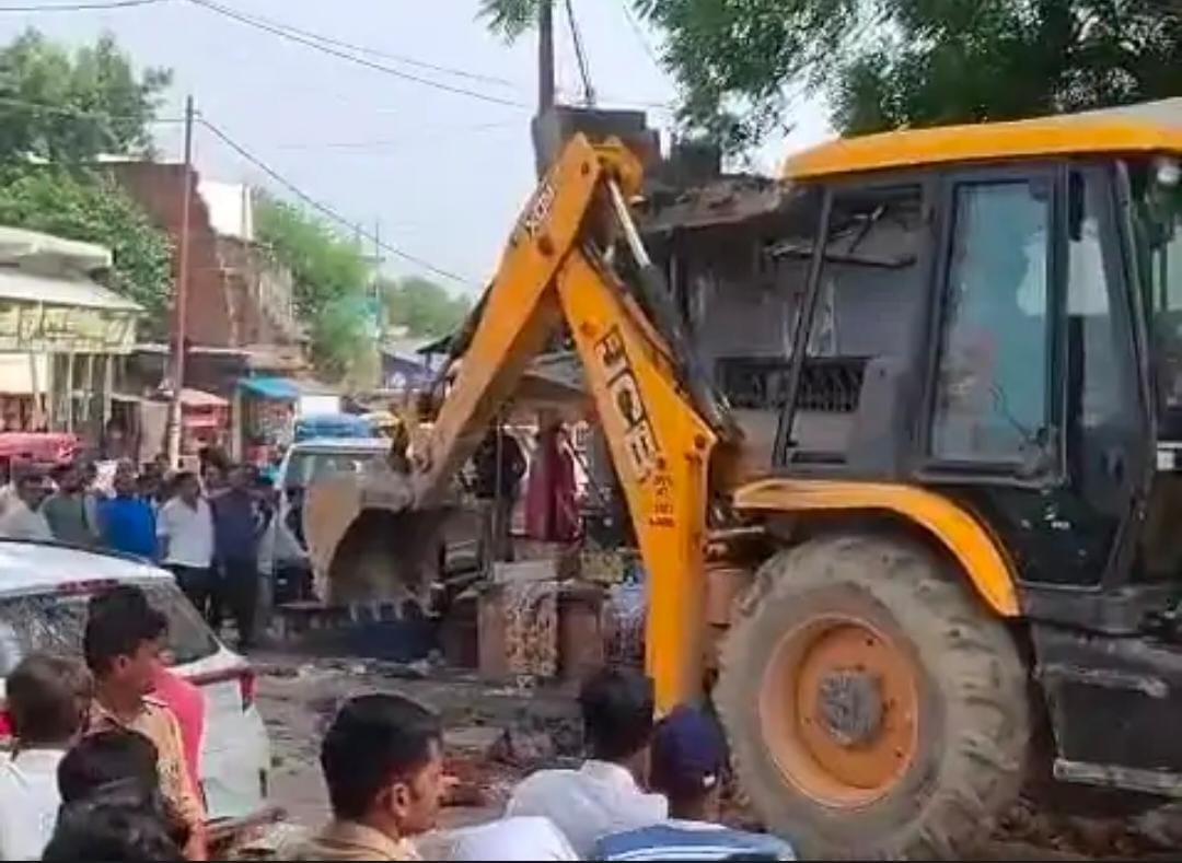 मछरेहटा मिश्रिख मार्ग पर अतिक्रमण हटाती जेसीबी। संवाद