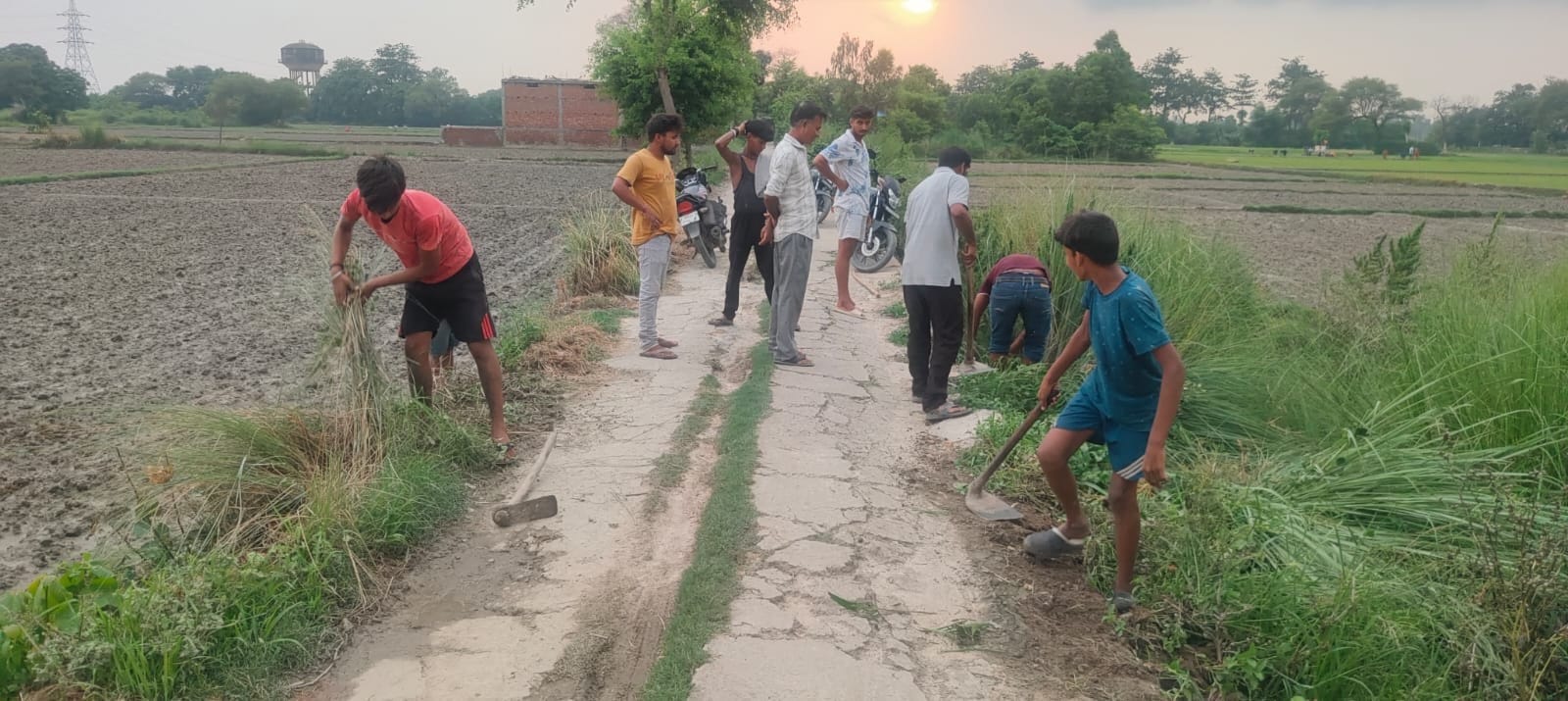 मनियर क्षेत्र के बड़ागांव में श्रमदान कर सड़क की सफाई करते युवा। आयोजक