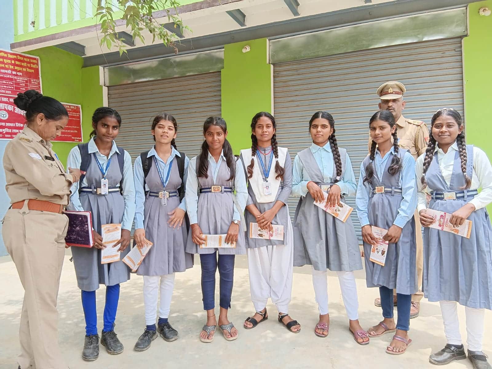 मिशन शक्ति के तहत छात्राओं को जागरूक करती महिला पुलिस। स्रोत पुलिस विभाग