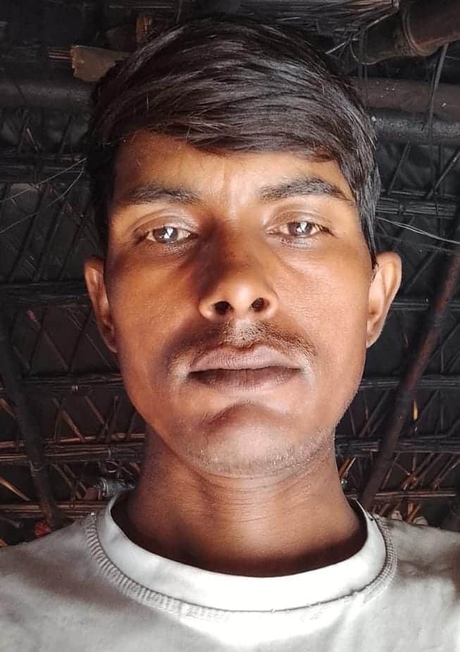 A laborer resting on the roadside was hit by an unknown bike and died