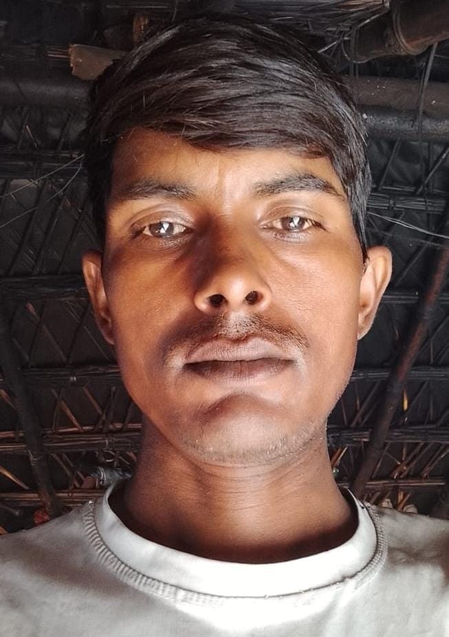 A laborer resting on the roadside was hit by an unknown bike and died