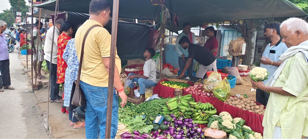 Prices of green vegetables rise; burden on the common man's pocket.
