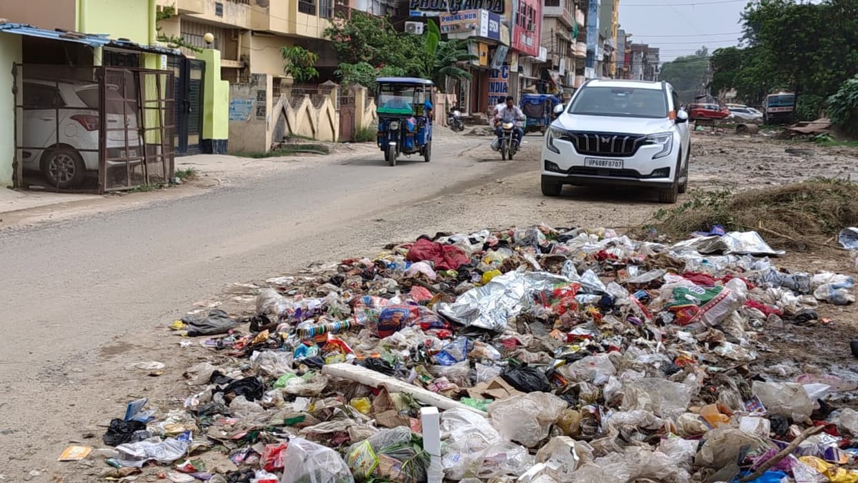 Due to the lack of a dumping site, garbage lay on the streets all day; removal operations began in the evening.