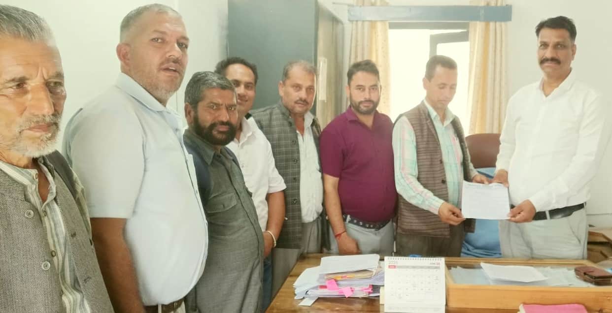 Kanda-Katamor road in poor condition; Kisan Sabha submits memorandum.