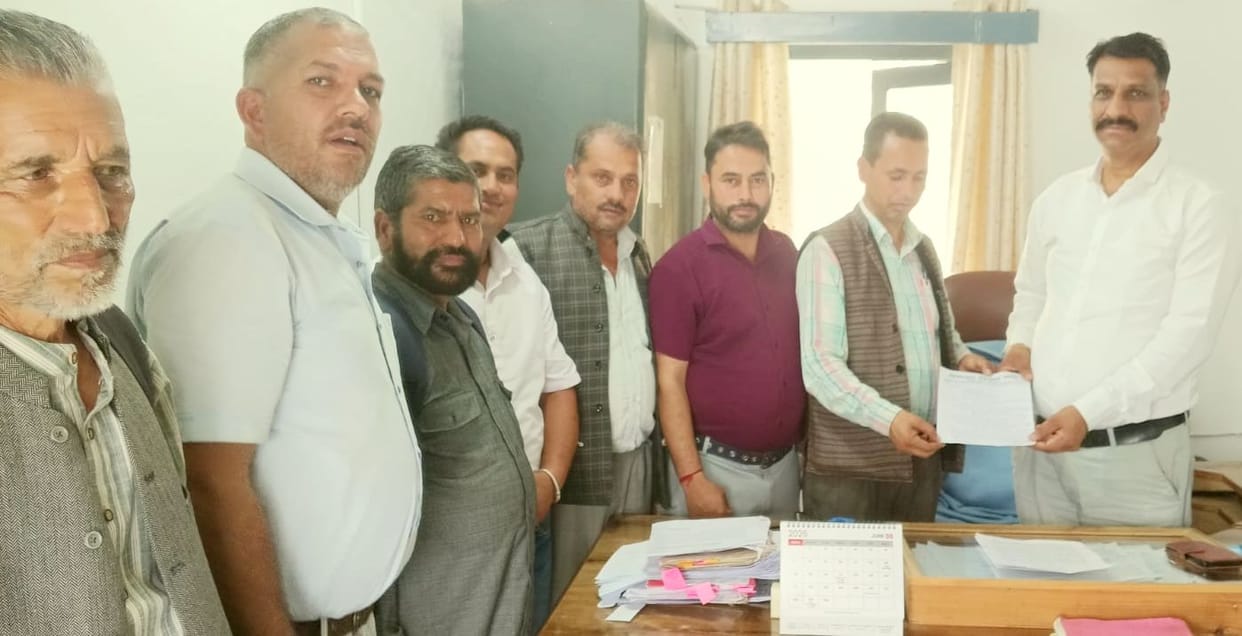 Kanda-Katamor road in poor condition; Kisan Sabha submits memorandum.