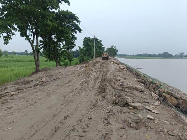 Gandak rises 29 cm in eight hours; 21 cm above the warning mark.