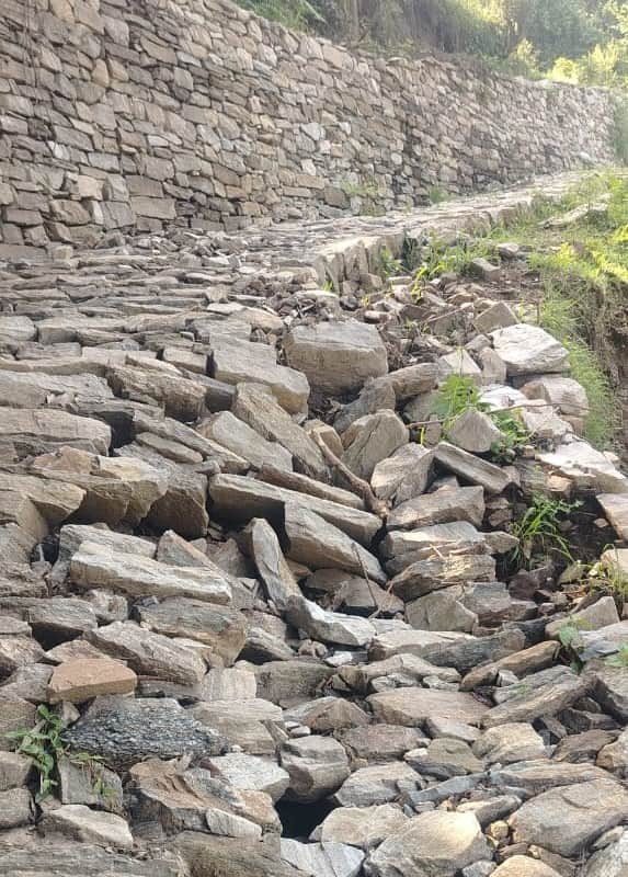 नंदानगर में नंदा की बड़ी जात के पैदल रास्ते पर हुआ भूधंंसाव।  संवाद 
