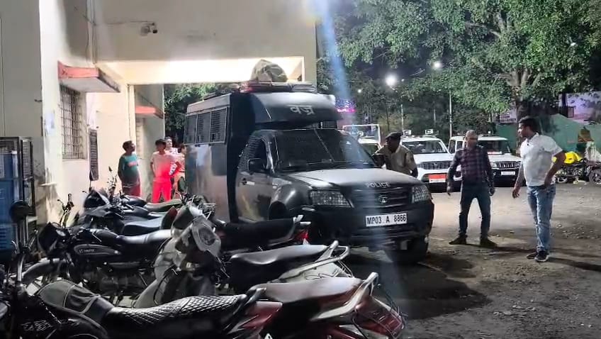 Betul News: Youth creates ruckus in the district court premises, dispute with police and vandalism