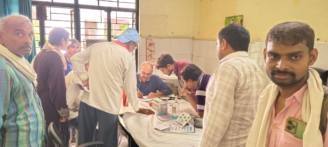 ओपीडी में मरीजों को देखते डॉ. एके सिंह। स्रोत: डॉक्टर