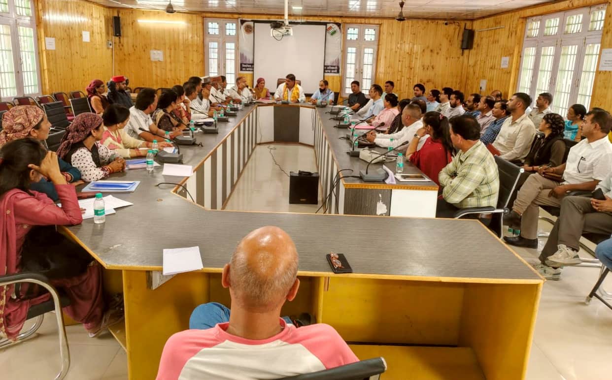 Officers' chairs remained empty; BDC members returned without discussion.