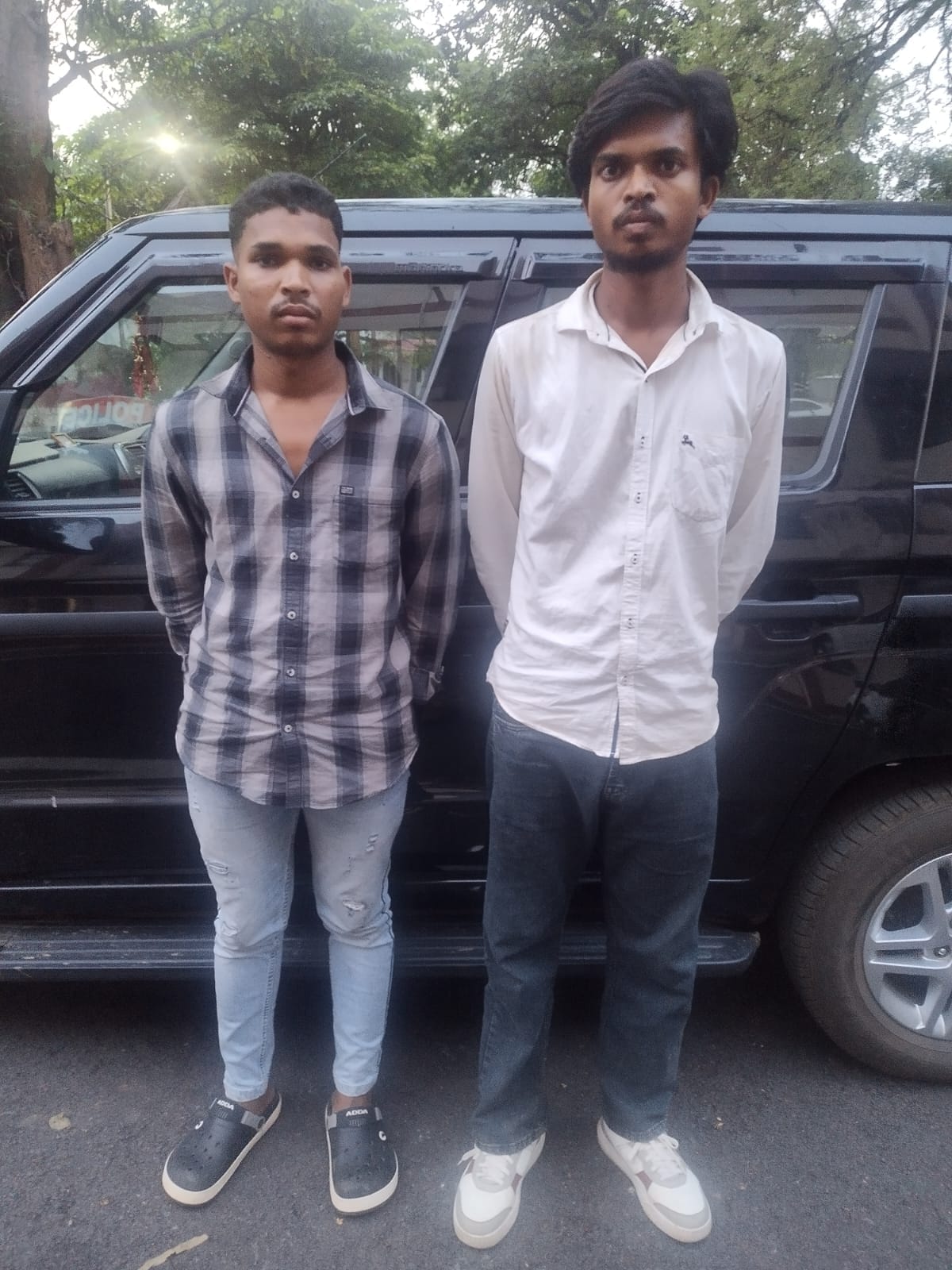 पुलिस ने दो आरोपियों को पकड़ा