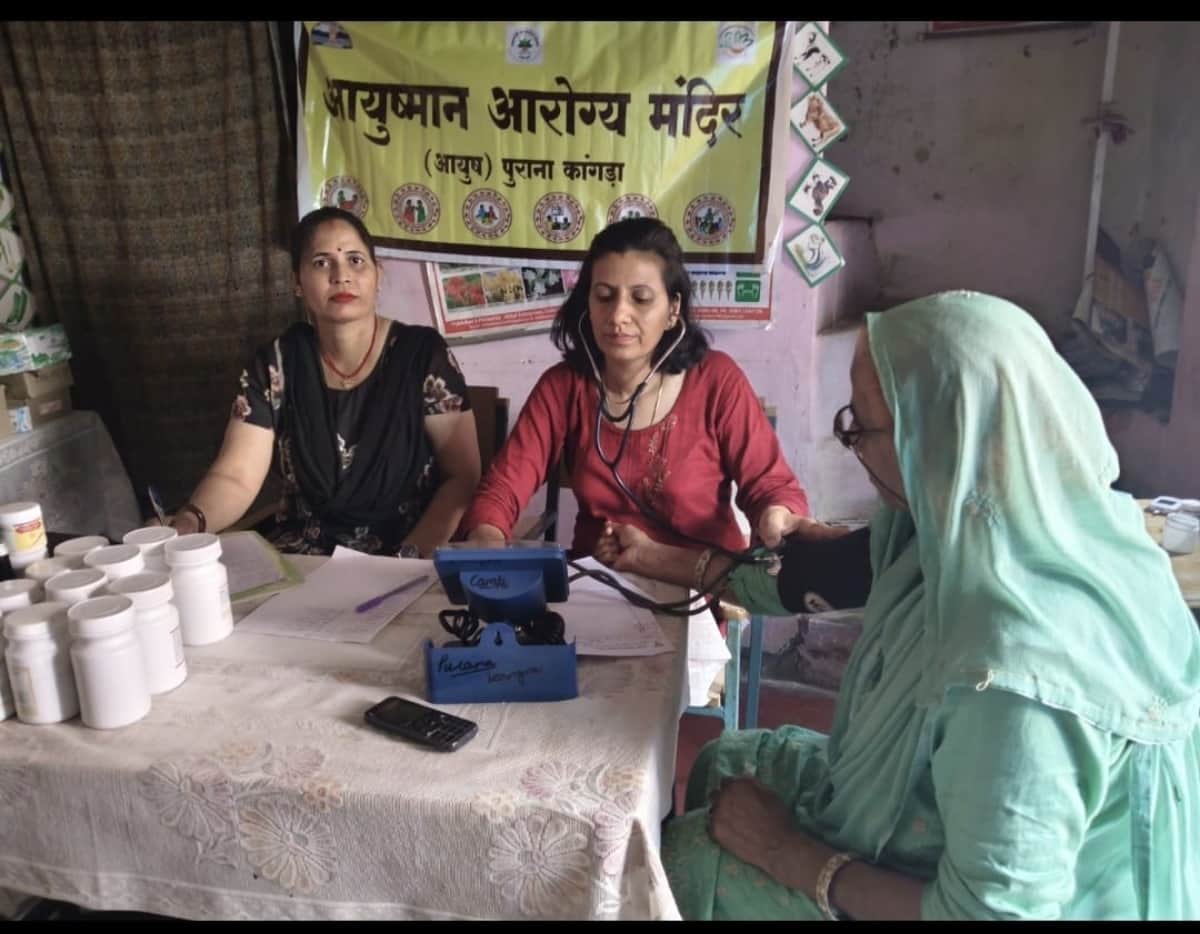 पुराना कांगडा में मरीज़ों की जाँच करते चिकित्सक। आयोजक