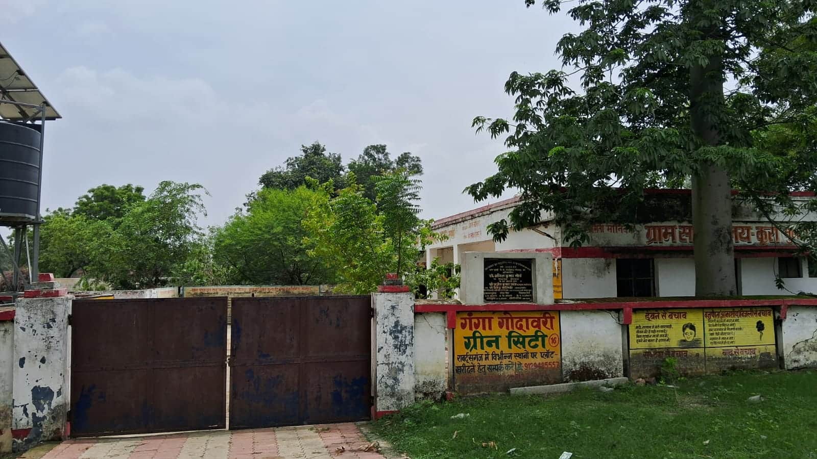 रॉबर्ट्सगंज ब्लॉक के कूरा ग्राम पंचायत स्थित पंचायत भवन के गेट पर लटकता ताला। संवाद