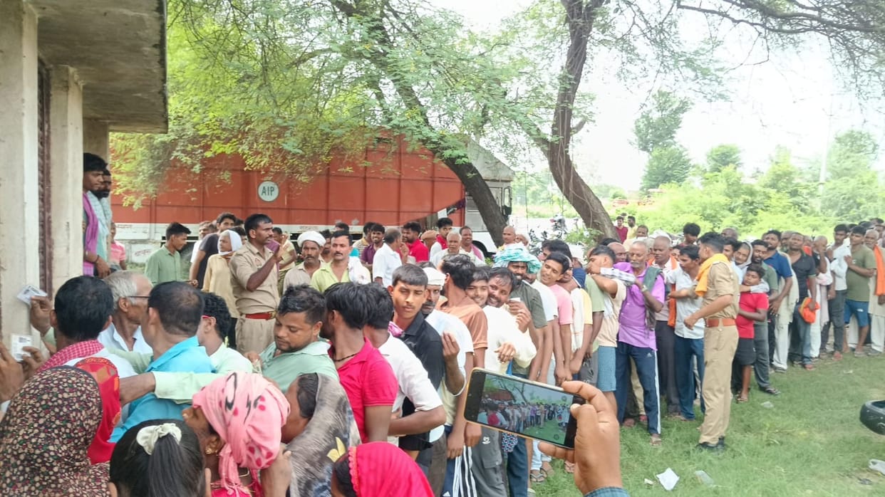 Farmers stood in line from 6 to 10 in the morning, and when the secretary didn't show up, the farmers created a ruckus