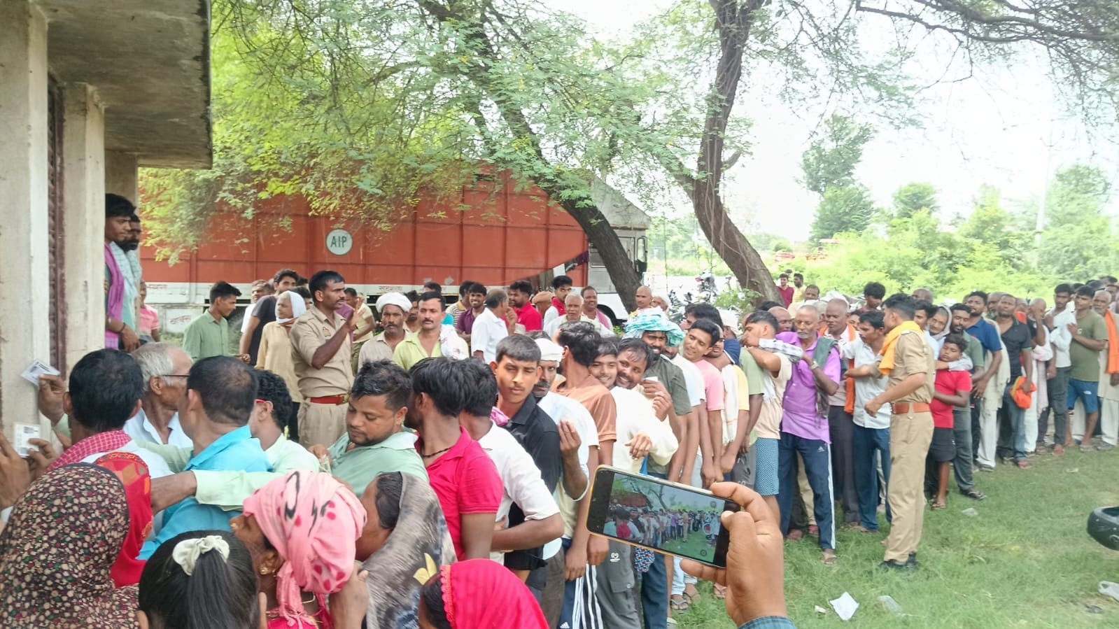 रेडहा स्थित पीसीएफ किसान सेवा केंद्र पर किसानों के हंगामे के बाद पुलिस की मौजूदगी में बांटी गई 
