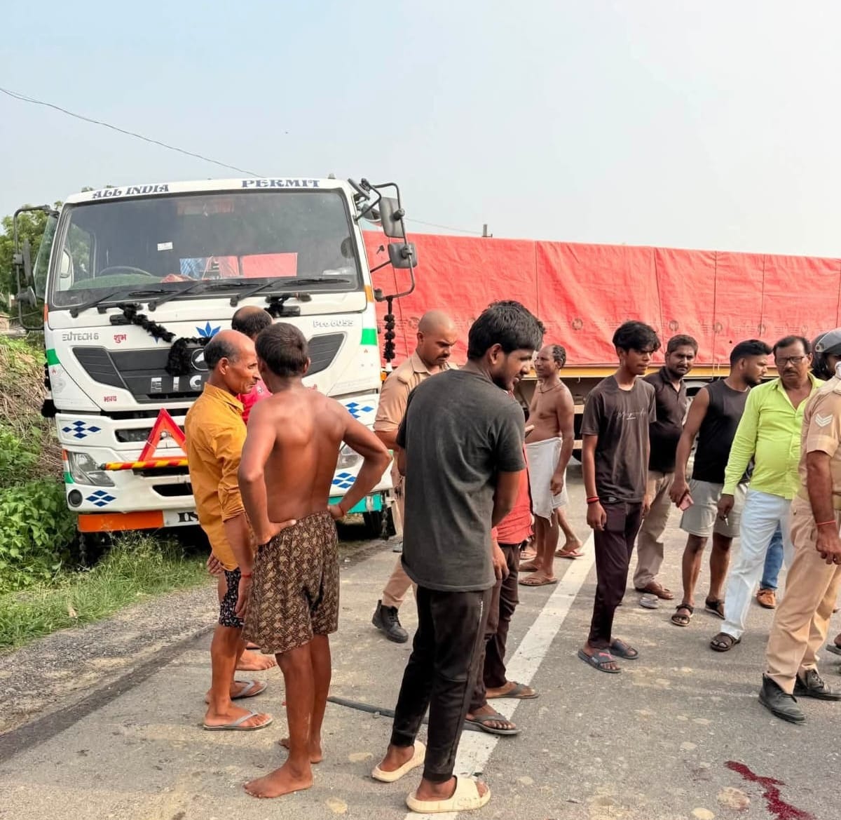 Collision between trailer and e-rickshaw; driver dies