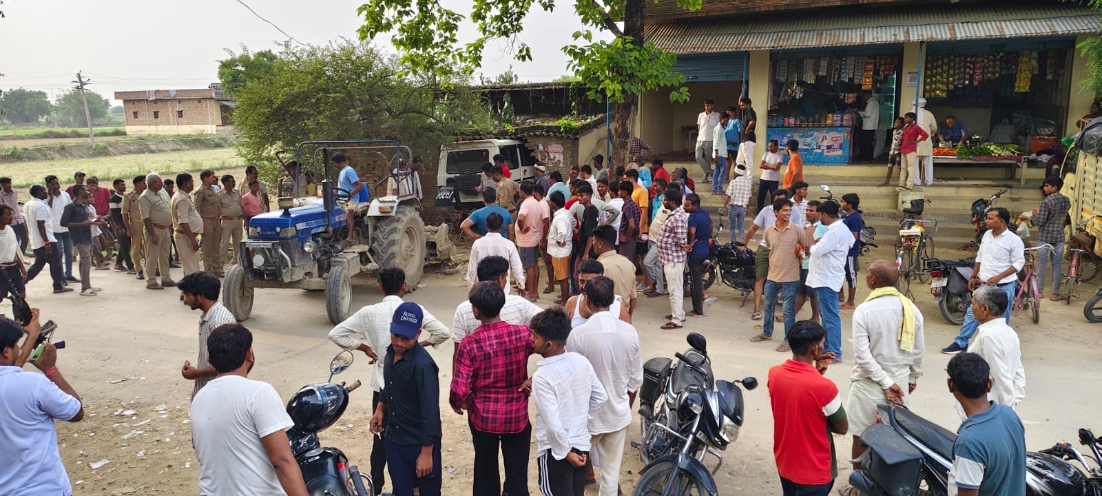 रामेश्वरम धाम त्रिमुहानी राजेपुर में वृद्ध को रौंदने के बाद घर में घुसा बोलेरो। स्रोत-नागरिक