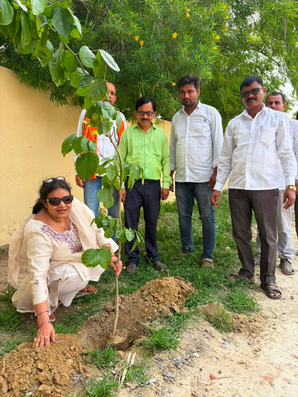 सुजानगंज, एक पेड़ मां के नाम अभियान के तहत खण्ड शिक्षा अधिकारी किरण पाण्डेय ने बीआरसी पर किया प