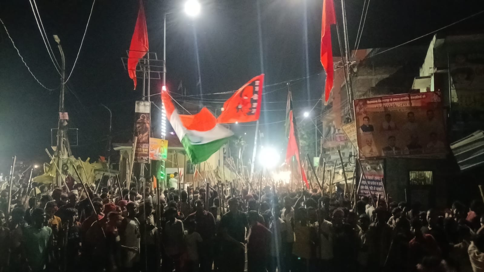 सिकंदरपुर कस्बा में शत्रुघ्न अखाड़ा की ओर से निकाली गई जुलूस में शामिल अखाड़ेदार और श्रद्धालु।स