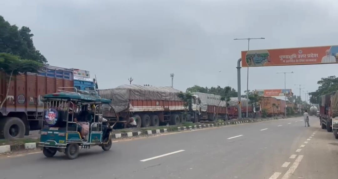 Queue of trucks grows at Sonauli border; traffic jam stretches to six kilometers.