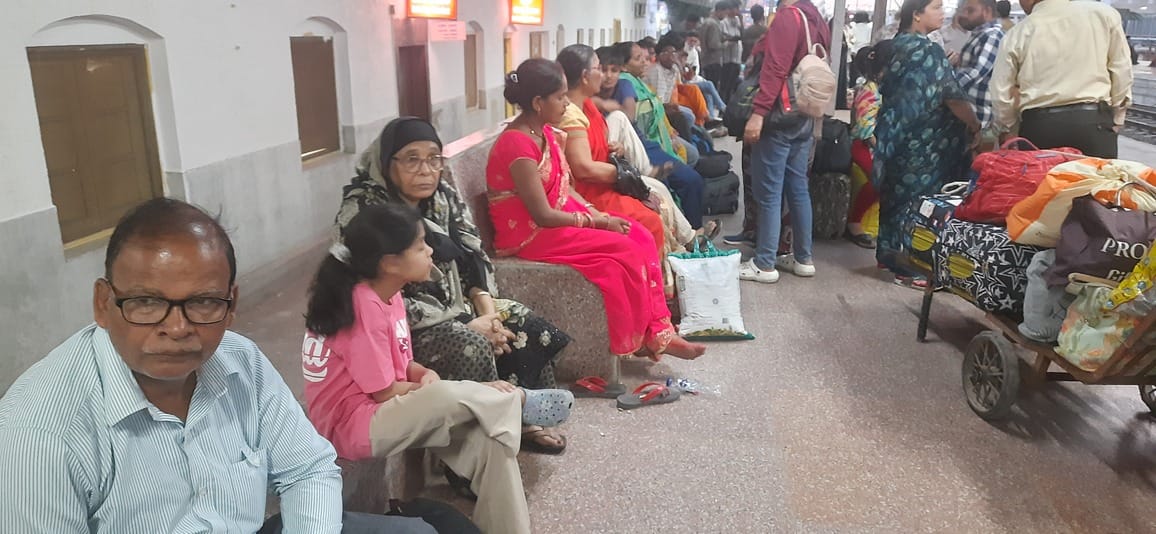 The Gonda-Gorakhpur Passenger arrived nine hours late, and the Amrapali Express was delayed by an hour and a half.