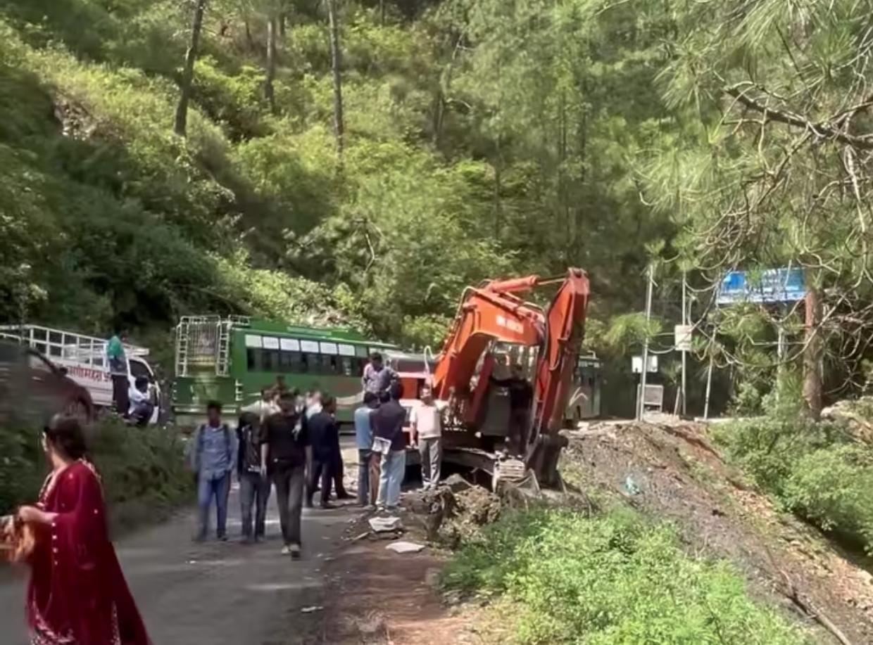 Movement of large vehicles suspended from Sianu Devta to Sainj bus stand.