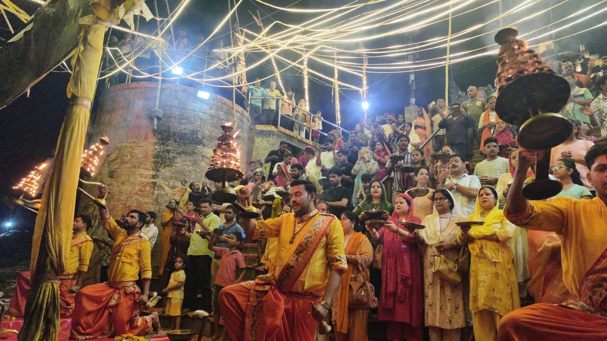 A grand Aarti of Mother Ganga was performed.