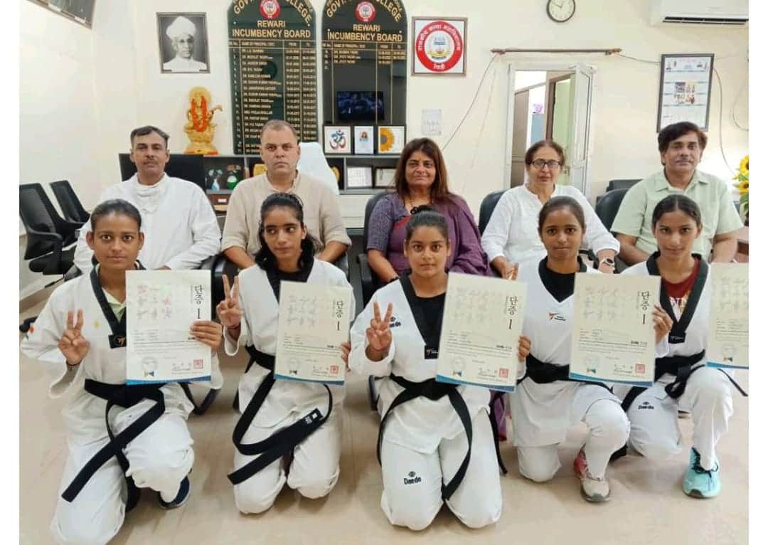 ताइक्वांडो प्रतियोगिता में ब्लैक बेल्ट हासिल करने वाली छात्राओं को सम्मानित करती प्राचार्या डॉ.