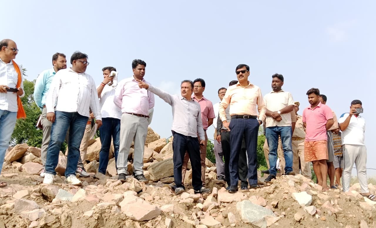 दूबेछपरा में चल रहे कटानरोधी कार्य का निरीक्षण करते जिलाधिकारी एमपी सिंह।संवाद