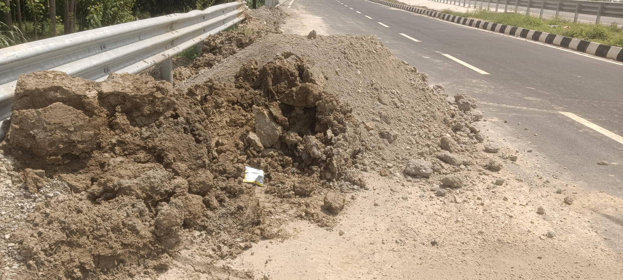 Repairs incomplete, high risk of accidents on the expressway.