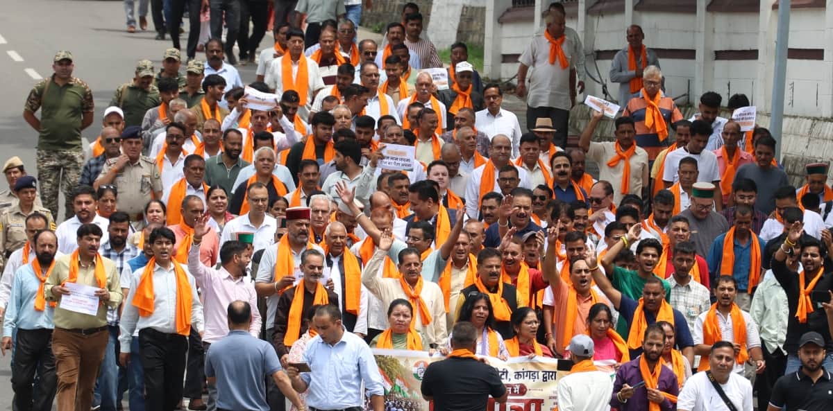 धर्मशाला में राम मंदिर में चंदा चोरी के खिलाफ पद यात्रा निकालते हुए कांग्रेस के विधायक, नेता औ