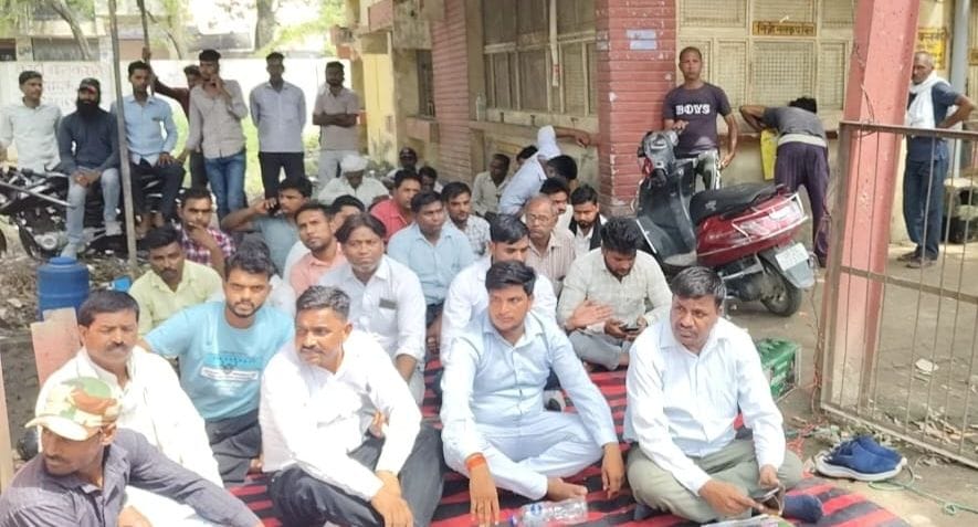 Contract workers staged a protest in Bisauli; consensus reached on eight-point demands.