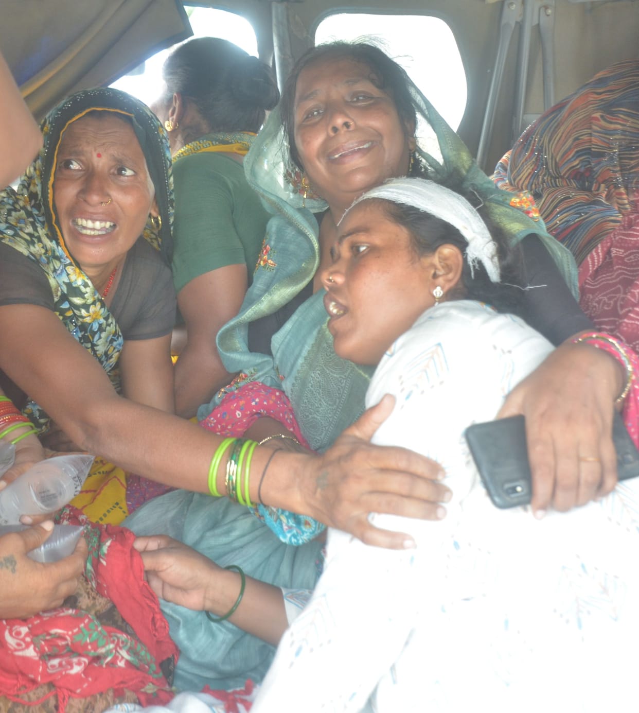 The elderly woman who had gone out to buy clothes returned home as a corpse wrapped in a burial shroud.