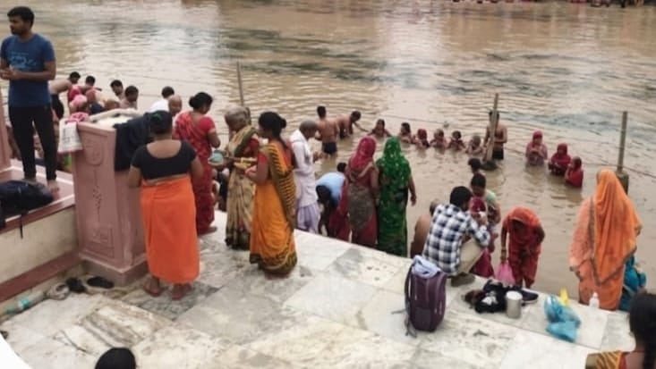 A surge of faith was witnessed at Mandakini Ghat even on the day following Amavasya.