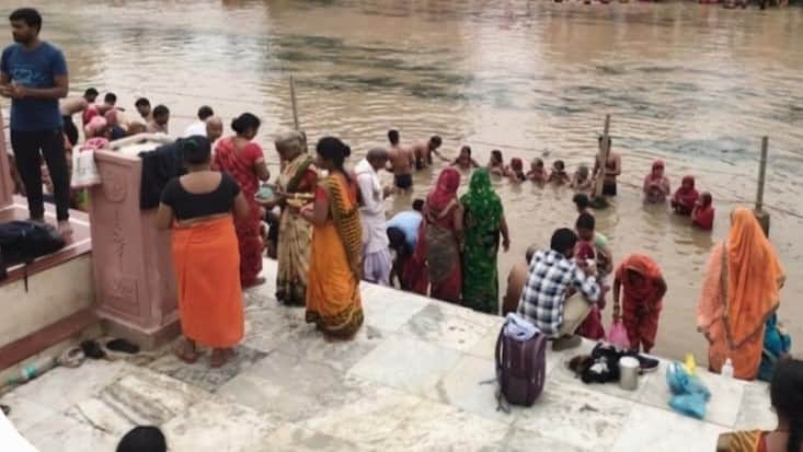 15 सीकेटीपी-19- मंदाकिनी नदी के घाट में श्रद्धालु। संवाद