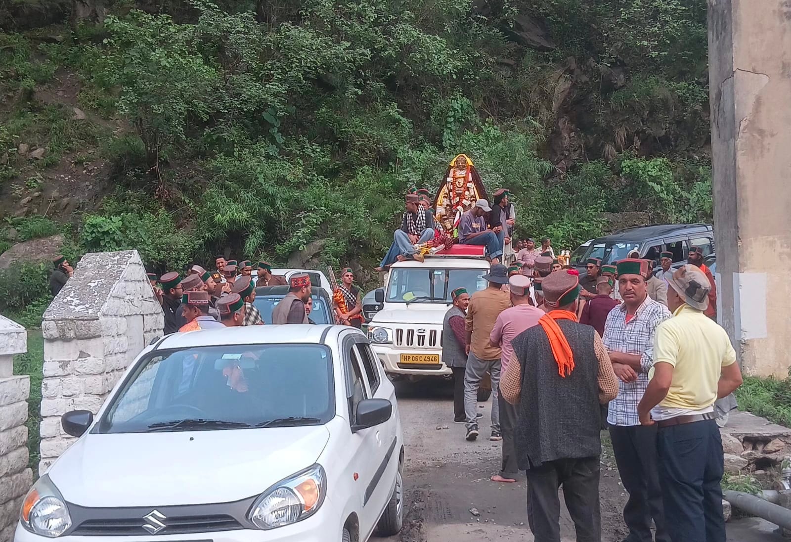 Deity Sahib Damukh and the *Devalus* arrived at the Ganvi temple, singing and dancing.