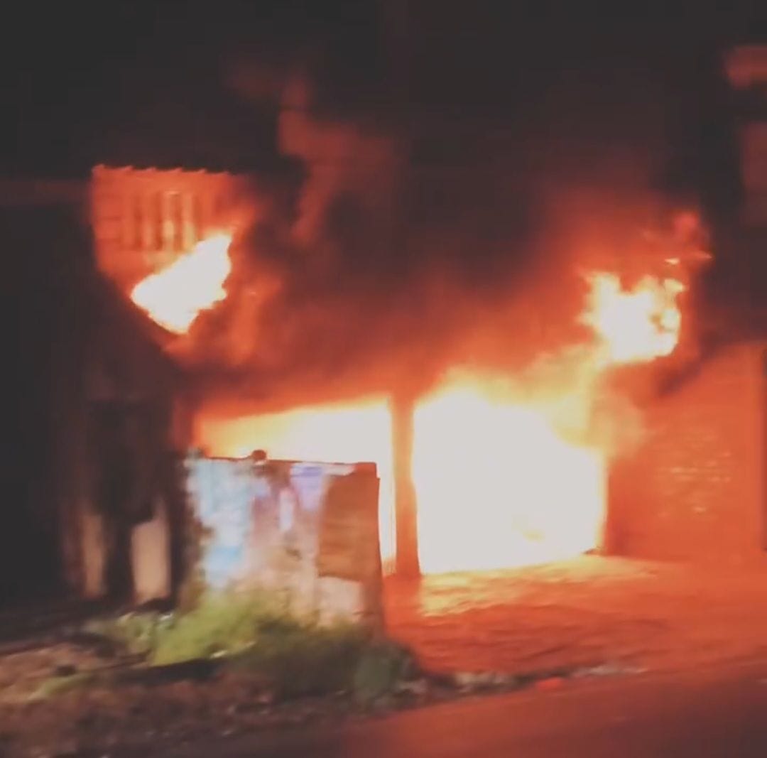 Fire breaks out in shop and house due to an earthen lamp; two cylinders explode