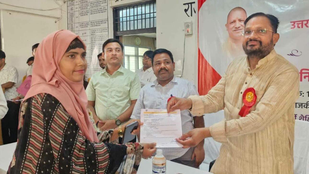 अभ्यर्थी को प्रमाणपत्र प्रदान करते जिला पंचायत अध्यक्ष।