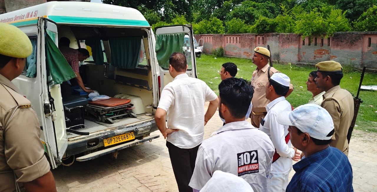 अस्पताल परिसर में खड़ी एंबुलेंस के मानक की जांच करते डीएम। स्रोत: प्रशासन