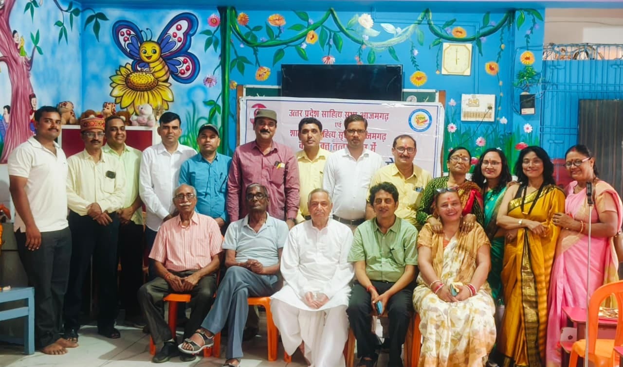 अतलस टैंक स्थित एक स्कूल में उत्तर प्रदेश साहित्य सभा एवं शालिनी साहित्य सृजन की ओर से आयोजित 