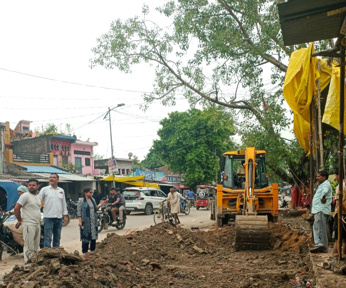Encroachments removed from road shoulders and drains in Babhnan.